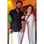 Shafna Instagram - Happy Onam from Us to Our extended family….. 🌸♥️ My Onam costume @evanshi_designs by @reeja_thaha & @_anufathima__ ♥️ #onam #onamcelebration #couplegoals #familytime #sajin #shafna #thrissur #onamfestival