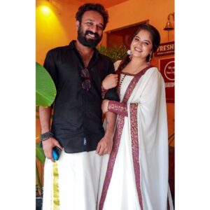 Shafna Instagram - Happy Onam from Us to Our extended family….. 🌸♥️ 

My Onam costume @evanshi_designs by @reeja_thaha & @_anufathima__ ♥️

#onam #onamcelebration #couplegoals #familytime #sajin #shafna #thrissur #onamfestival