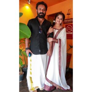 Shafna Instagram - Happy Onam from Us to Our extended family….. 🌸♥️ 

My Onam costume @evanshi_designs by @reeja_thaha & @_anufathima__ ♥️

#onam #onamcelebration #couplegoals #familytime #sajin #shafna #thrissur #onamfestival