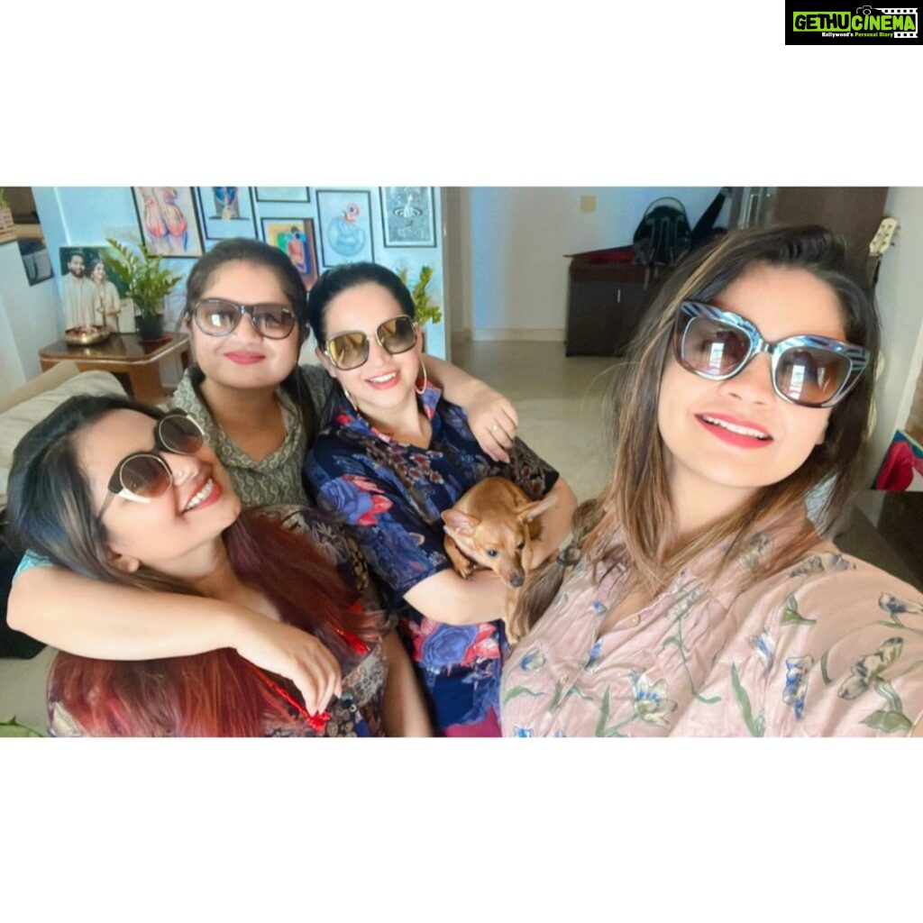 Shafna Instagram - All bout Us!!! 💃🏼💃🏼💃🏼💃🏼 @bhavzmenon @mrudula.murali @shilpabala ♥️ #friends #hangout #goodvibes #refreshinglife #daystocherish #bhavanamenon #shilpabala #mrudulamurali #shafnanizam