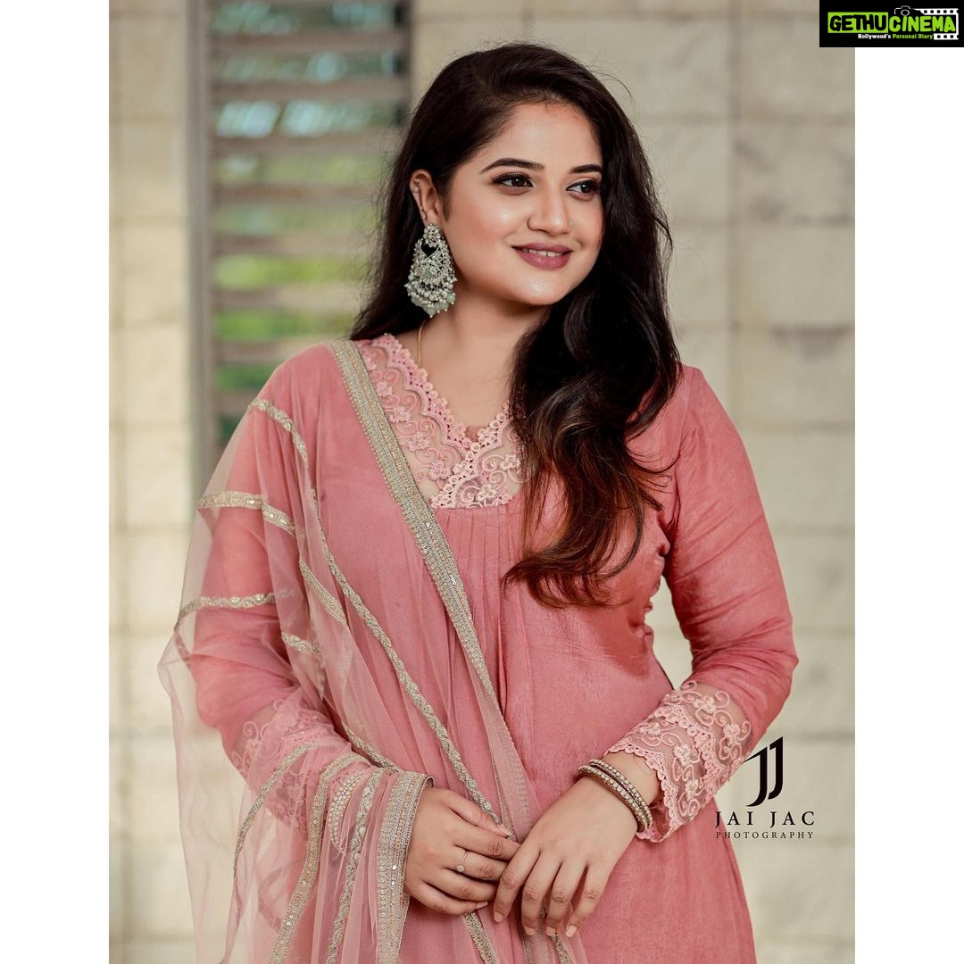 Shafna Instagram - Flaunting my pink A line suit embellished in crotio work with heavy ari worked dupatta by @jazaashdesignstudio ♥️ Makeup and hairstyling @makeoverbyhayahakeem_ ♥️ Pics captured @jaison_jac_photographer ♥️ Accessories @trinetra_collections ♥️