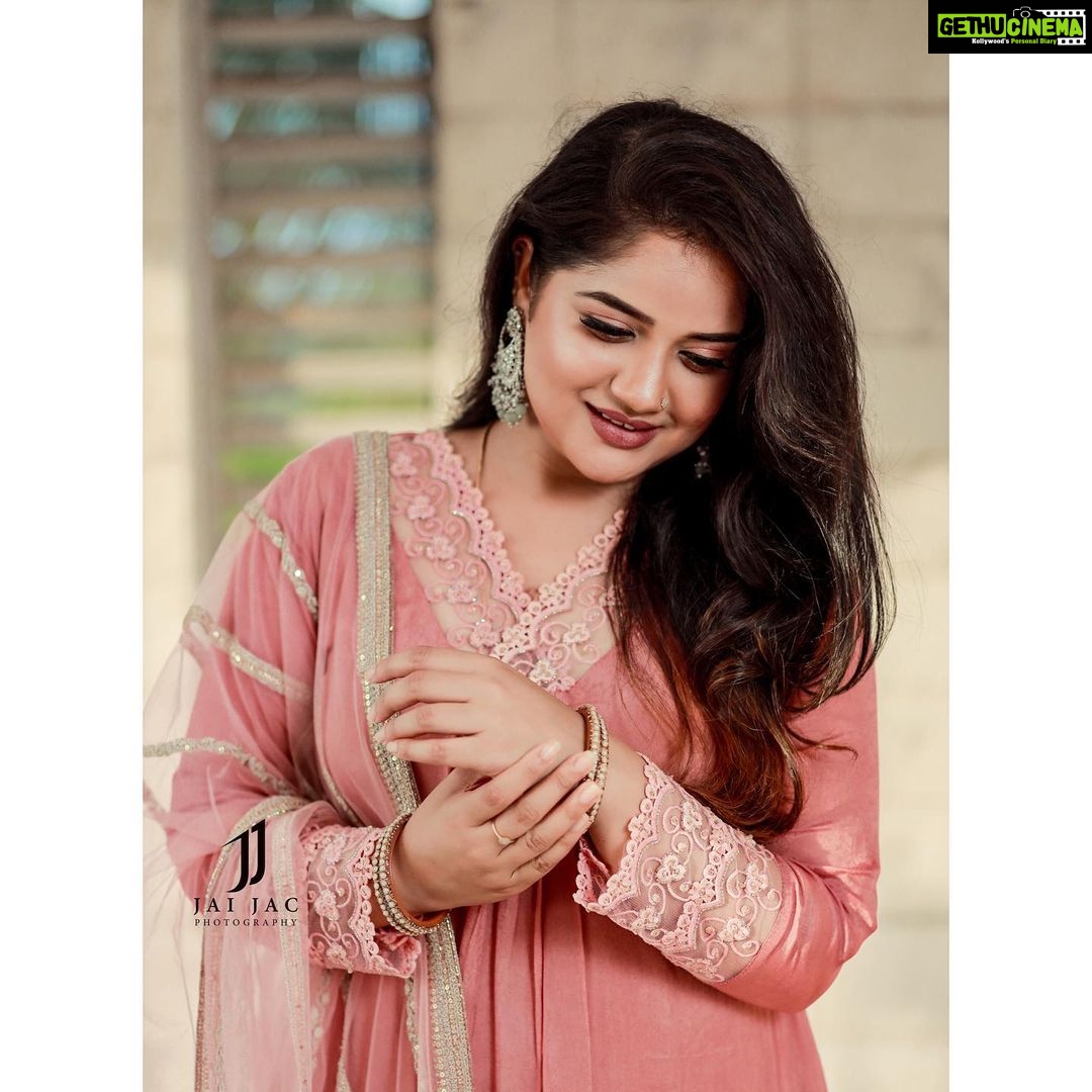 Shafna Instagram - Flaunting my pink A line suit embellished in crotio work with heavy ari worked dupatta by @jazaashdesignstudio ♥️ Makeup and hairstyling @makeoverbyhayahakeem_ ♥️ Pics captured @jaison_jac_photographer ♥️ Accessories @trinetra_collections ♥️