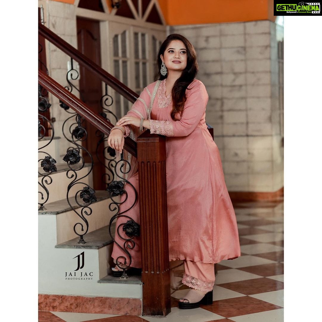 Shafna Instagram - Flaunting my pink A line suit embellished in crotio work with heavy ari worked dupatta by @jazaashdesignstudio ♥️ Makeup and hairstyling @makeoverbyhayahakeem_ ♥️ Pics captured @jaison_jac_photographer ♥️ Accessories @trinetra_collections ♥️