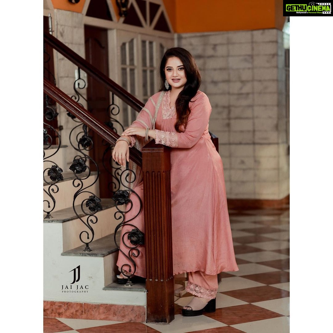 Shafna Instagram - Flaunting my pink A line suit embellished in crotio work with heavy ari worked dupatta by @jazaashdesignstudio ♥️ Makeup and hairstyling @makeoverbyhayahakeem_ ♥️ Pics captured @jaison_jac_photographer ♥️ Accessories @trinetra_collections ♥️