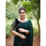 Shafna Instagram - Can’t stop over this series🤪 so much in love with this look!!! Thankyou so much @jazaashdesignstudio for the beautiful saree♥️ - Dark Green soft Organza saree with hand worked sleeves!!! Thankyou so much @pureallure.in & @mrudula.murali for sending me the prettiest jewellery within a short time!!! You are my jewellery saver🤪♥️ Thankyou my lil bro for these beautiful clicks♥️😘 @aashiq.aashii @the.spark.stories