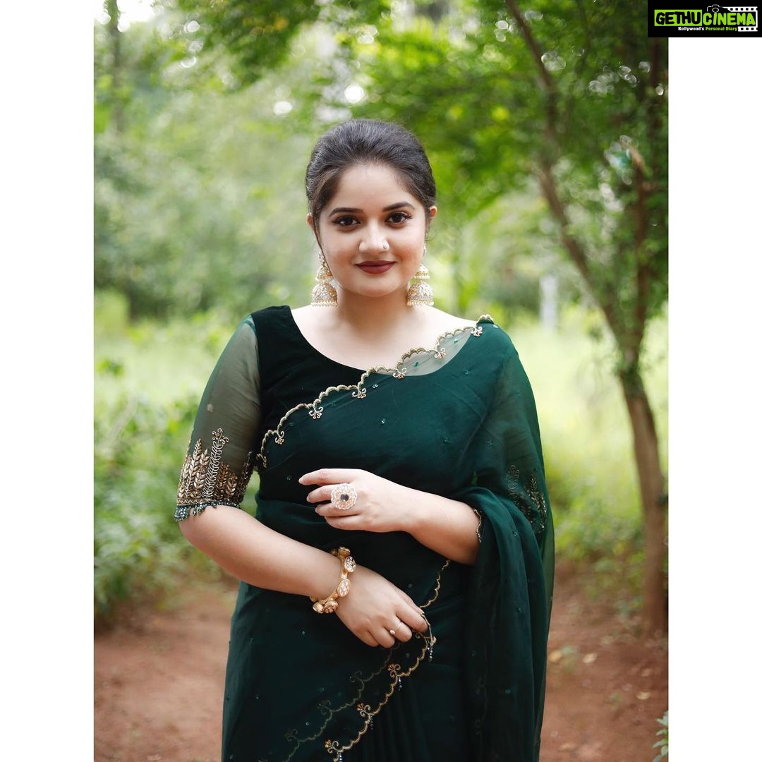 Shafna Instagram - Can’t stop over this series🤪 so much in love with this look!!! Thankyou so much @jazaashdesignstudio for the beautiful saree♥️ - Dark Green soft Organza saree with hand worked sleeves!!! Thankyou so much @pureallure.in & @mrudula.murali for sending me the prettiest jewellery within a short time!!! You are my jewellery saver🤪♥️ Thankyou my lil bro for these beautiful clicks♥️😘 @aashiq.aashii @the.spark.stories