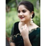 Shafna Instagram - When it comes to jewellery it’s always the besttt designer ones!!! I would proudly say it’s @pureallure.in 🤩 designed and owned and awesomely taking it forward by my girl @mrudula.murali ♥️😘 Thankyou so much for these beautiful jewellery you have sent me!!!! Wearing a Dark Green Organza saree, with hand worked sleeve by favourite @jazaashdesignstudio ♥️ Clicked by my brothar @aashiq.aashii @the.spark.stories ♥️
