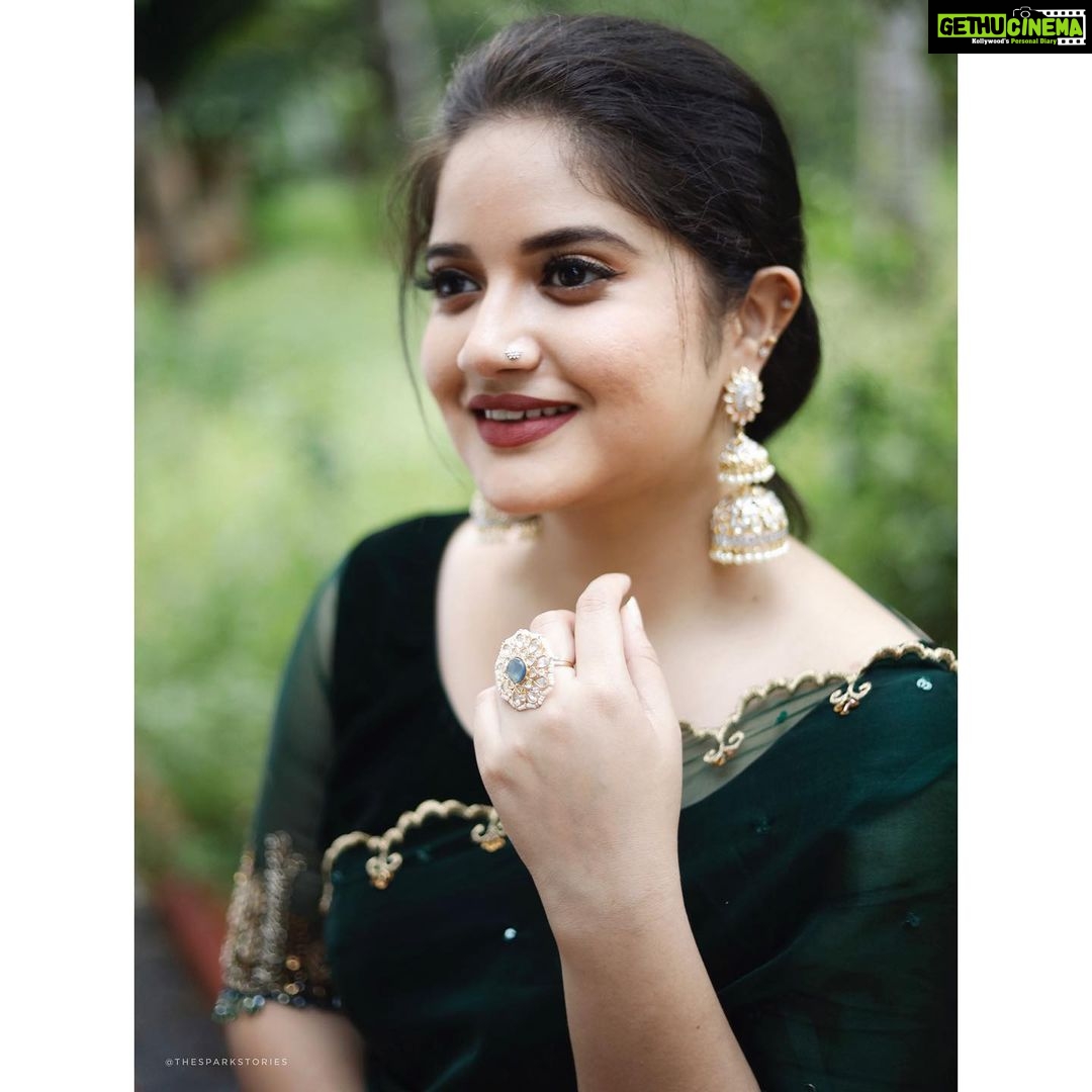 Shafna Instagram - When it comes to jewellery it’s always the besttt designer ones!!! I would proudly say it’s @pureallure.in 🤩 designed and owned and awesomely taking it forward by my girl @mrudula.murali ♥️😘 Thankyou so much for these beautiful jewellery you have sent me!!!! Wearing a Dark Green Organza saree, with hand worked sleeve by favourite @jazaashdesignstudio ♥️ Clicked by my brothar @aashiq.aashii @the.spark.stories ♥️