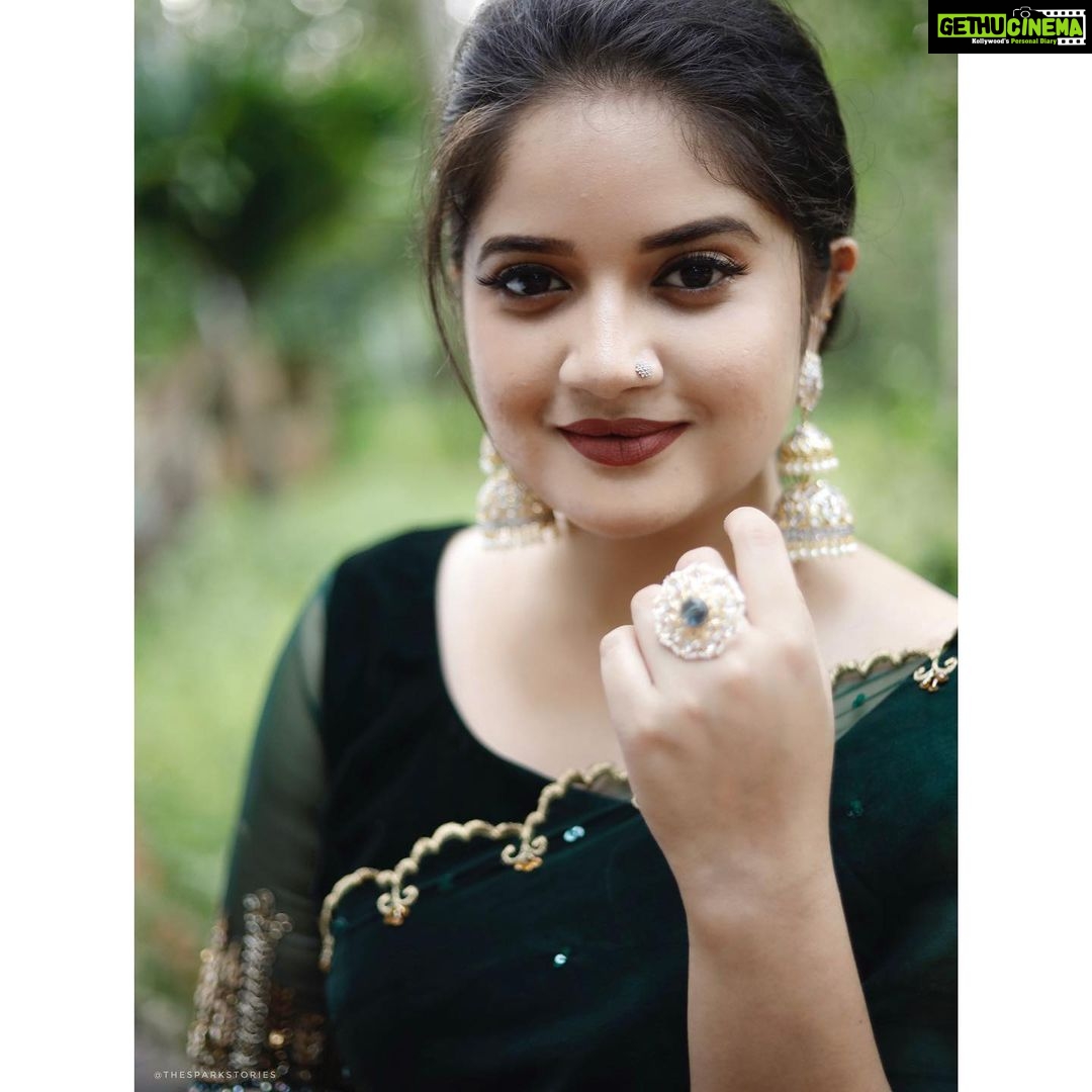 Shafna Instagram - When it comes to jewellery it’s always the besttt designer ones!!! I would proudly say it’s @pureallure.in 🤩 designed and owned and awesomely taking it forward by my girl @mrudula.murali ♥️😘 Thankyou so much for these beautiful jewellery you have sent me!!!! Wearing a Dark Green Organza saree, with hand worked sleeve by favourite @jazaashdesignstudio ♥️ Clicked by my brothar @aashiq.aashii @the.spark.stories ♥️