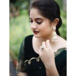 Shafna Instagram - When it comes to jewellery it’s always the besttt designer ones!!! I would proudly say it’s @pureallure.in 🤩 designed and owned and awesomely taking it forward by my girl @mrudula.murali ♥️😘 Thankyou so much for these beautiful jewellery you have sent me!!!! Wearing a Dark Green Organza saree, with hand worked sleeve by favourite @jazaashdesignstudio ♥️ Clicked by my brothar @aashiq.aashii @the.spark.stories ♥️