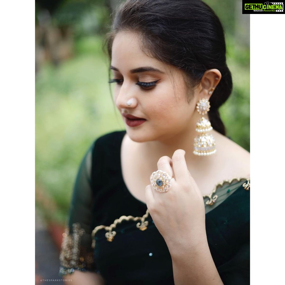 Shafna Instagram - When it comes to jewellery it’s always the besttt designer ones!!! I would proudly say it’s @pureallure.in 🤩 designed and owned and awesomely taking it forward by my girl @mrudula.murali ♥️😘 Thankyou so much for these beautiful jewellery you have sent me!!!! Wearing a Dark Green Organza saree, with hand worked sleeve by favourite @jazaashdesignstudio ♥️ Clicked by my brothar @aashiq.aashii @the.spark.stories ♥️