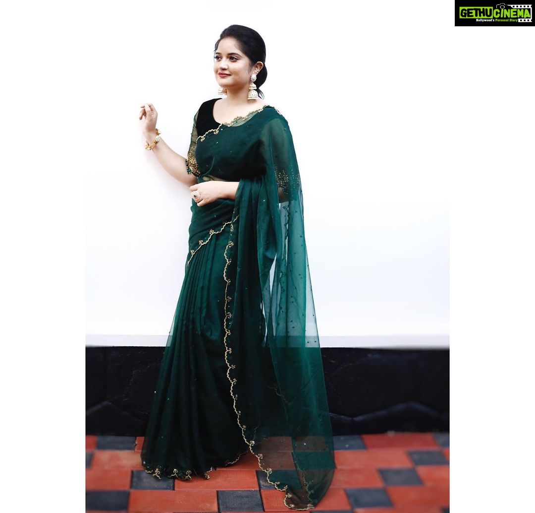 Shafna Instagram - Wearing my all time favourite @jazaashdesignstudio ‘s Dark Green Soft Organza saree♥️ Tganks a lot Jesitha for sending this beauty within a short time period!!! I love you♥️ @jazaashdesignstudio Accessorised by everyone’s favourite @pureallure.in Thankyou so much di for this prettiest earrings 🤩 Clicked by my darlo @aashiq.aashii @the.spark.stories 😎
