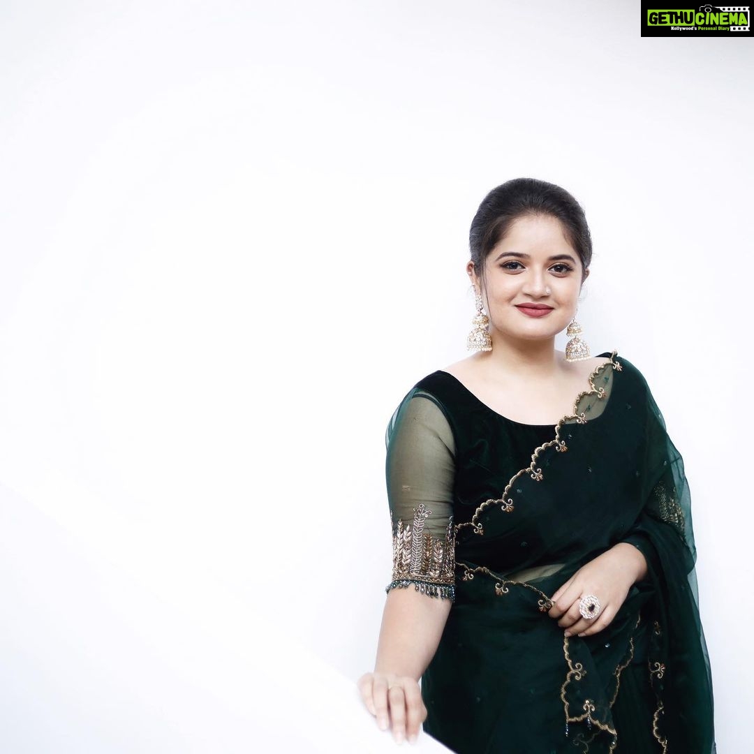 Shafna Instagram - Wearing my all time favourite @jazaashdesignstudio ‘s Dark Green Soft Organza saree♥️ Tganks a lot Jesitha for sending this beauty within a short time period!!! I love you♥️ @jazaashdesignstudio Accessorised by everyone’s favourite @pureallure.in Thankyou so much di for this prettiest earrings 🤩 Clicked by my darlo @aashiq.aashii @the.spark.stories 😎