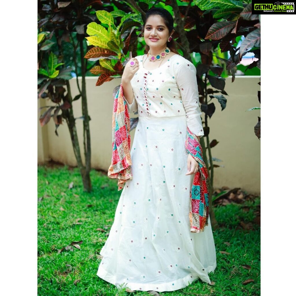 Shafna Instagram - Wearing this beautiful white anarkali with bandhani dupatta from my recent favourite @aathvyavastra accessorised with natural druzy stone choker set embellished with synthetic pearls 😍 I really can’t stop admiring these pretty jewellery ❤️ I can’t stop praising your work @aathvya Pictures clicked by @aashiq.aashii darling❤️ @the.spark.stories