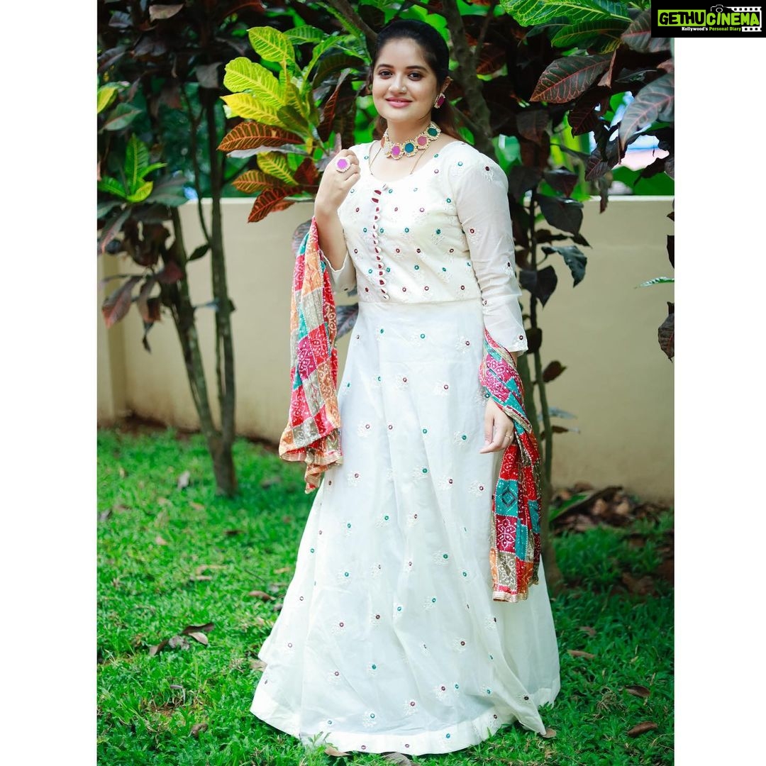 Shafna Instagram - Wearing this beautiful white anarkali with bandhani dupatta from my recent favourite @aathvyavastra accessorised with natural druzy stone choker set embellished with synthetic pearls š I really canāt stop admiring these pretty jewellery ā¤ļø I canāt stop praising your work @aathvya Pictures clicked by @aashiq.aashii darlingā¤ļø @the.spark.stories