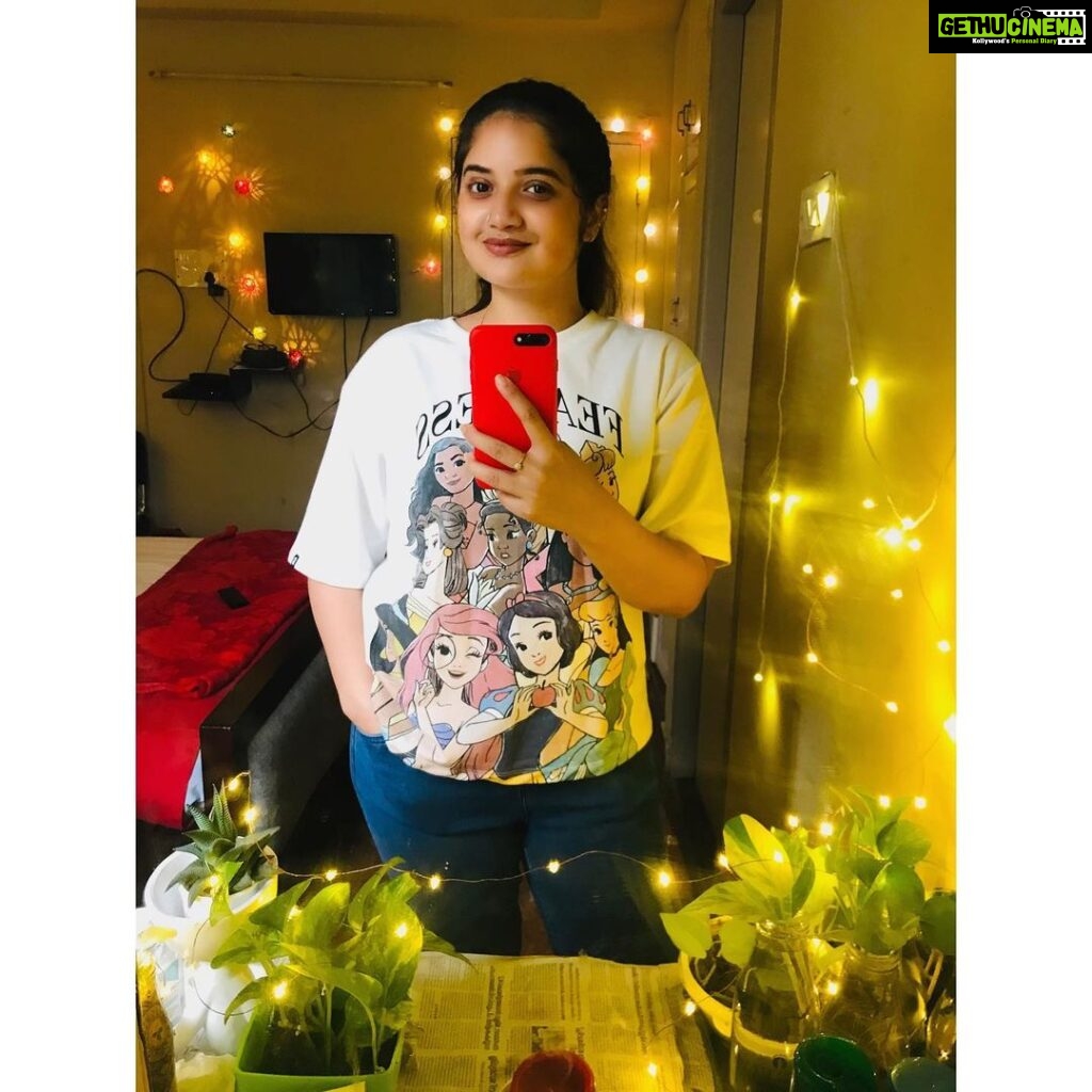 Shafna Instagram - At times I feel like a mirror!!! How you treat me, I treat you the same!!! 🤷🏻‍♀️🤩 #mirrorselfie #roomdecor #loveyourself #myhappyplace #indoorplants #lights