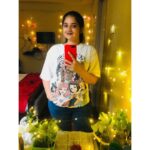 Shafna Instagram – At times I feel like a mirror!!! How you treat me, I treat you the same!!! 🤷🏻‍♀️🤩

#mirrorselfie #roomdecor #loveyourself #myhappyplace #indoorplants #lights