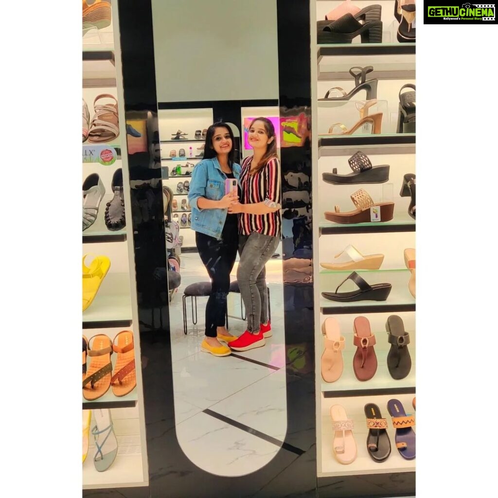 Shafna Instagram - . Friends who mirror selfie together, stay together 💞🧿🥰 . #mirrorselfie #lulutvm #tvm #shopping #girlsdayout #fun #love #laugh #tilltheend #love #laughter #kuttikuttifights #latenightgossips #shoppingtogether #outingtogether #ourtime #love #caring #cryingonshoulders #beingthereforeachother #myhumandiary #bff #friendship #goals #family #sisterhood #soulsisters