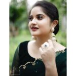 Shafna Instagram - When it comes to jewellery it’s always the besttt designer ones!!! I would proudly say it’s @pureallure.in 🤩 designed and owned and awesomely taking it forward by my girl @mrudula.murali ♥️😘 Thankyou so much for these beautiful jewellery you have sent me!!!! Wearing a Dark Green Organza saree, with hand worked sleeve by favourite @jazaashdesignstudio ♥️ Clicked by my brothar @aashiq.aashii @the.spark.stories ♥️