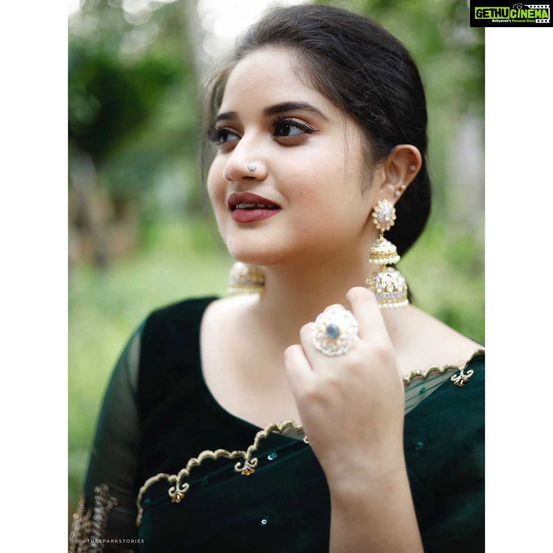 Shafna Instagram - When it comes to jewellery it’s always the besttt designer ones!!! I would proudly say it’s @pureallure.in 🤩 designed and owned and awesomely taking it forward by my girl @mrudula.murali ♥️😘 Thankyou so much for these beautiful jewellery you have sent me!!!! Wearing a Dark Green Organza saree, with hand worked sleeve by favourite @jazaashdesignstudio ♥️ Clicked by my brothar @aashiq.aashii @the.spark.stories ♥️