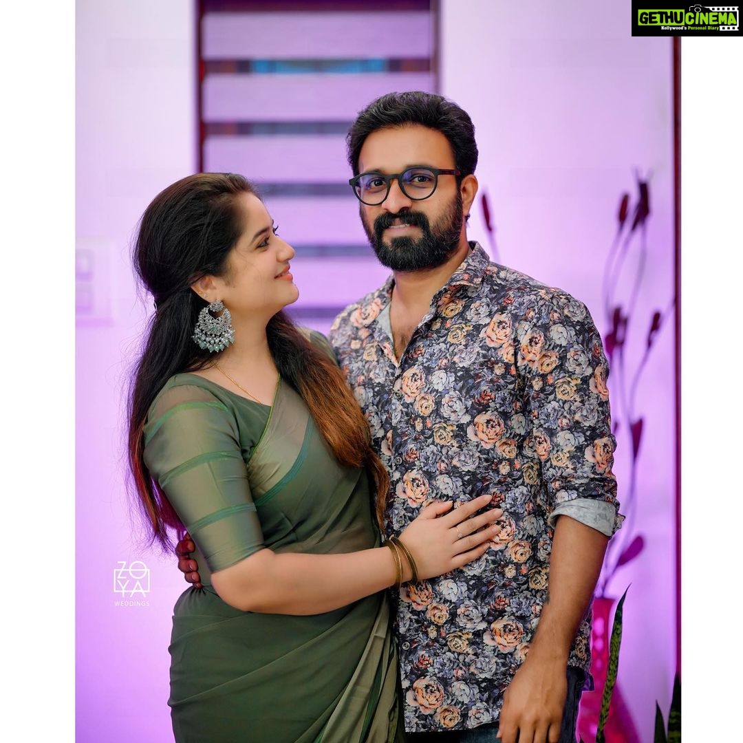 Shafna Instagram - I’ll never take my eyes off you…. Coz I can’t!!! 😍♥️😘 @sajinsajin_ Saree @_taaishbythasnimsalam_ ♥️ Earrings by @trinetra_collections ♥️ Clicked by @zoyawedding ♥️ #couple #cousinwedding #us #iloveyou #iseeyou #youandme #sajin #shafna #ootd