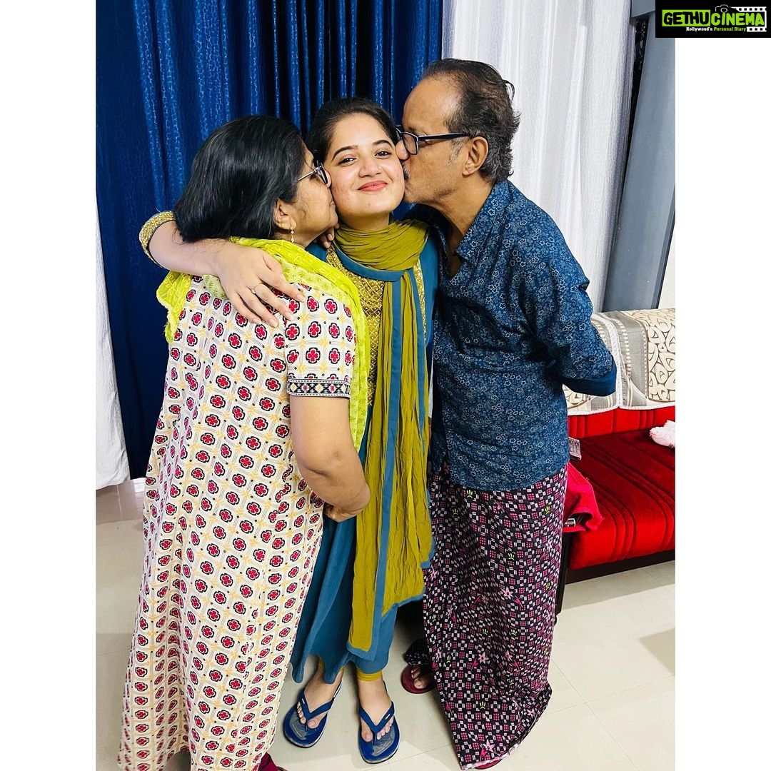 Shafna Instagram - Blessed!!! A surprise Birthday celebration with my family…. Was really unexpected because it was kind of early, before I leave them for my shoot….Blessed to be around them… I love you all… thankyou for making my birthday special…♥️ @nizamudeenabubacker @nizamshahida @shabna_sunaj @shainasnizam @sunajsini ♥️♥️♥️
