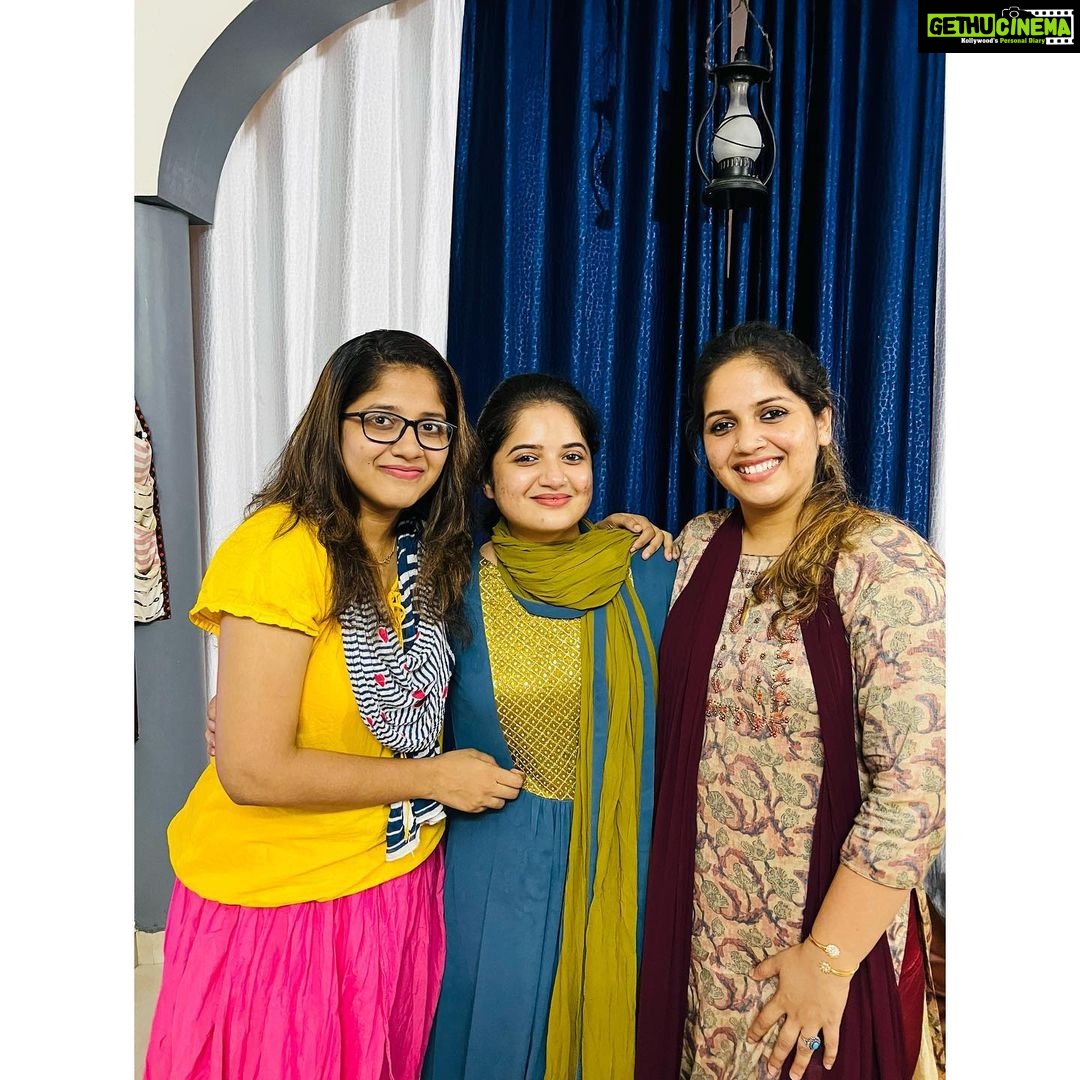 Shafna Instagram - Blessed!!! A surprise Birthday celebration with my family…. Was really unexpected because it was kind of early, before I leave them for my shoot….Blessed to be around them… I love you all… thankyou for making my birthday special…♥️ @nizamudeenabubacker @nizamshahida @shabna_sunaj @shainasnizam @sunajsini ♥️♥️♥️