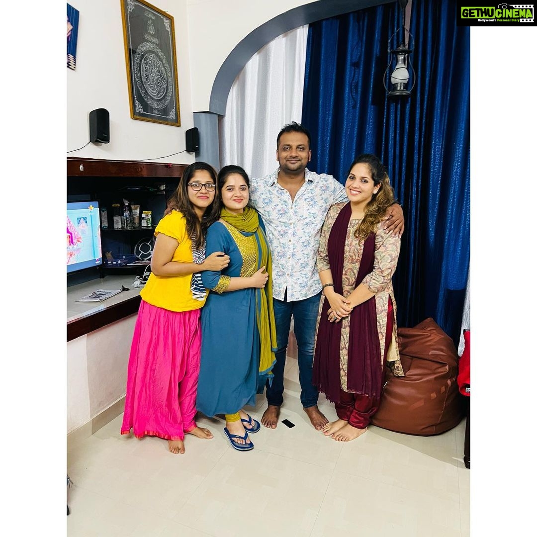 Shafna Instagram - Blessed!!! A surprise Birthday celebration with my family…. Was really unexpected because it was kind of early, before I leave them for my shoot….Blessed to be around them… I love you all… thankyou for making my birthday special…♥️ @nizamudeenabubacker @nizamshahida @shabna_sunaj @shainasnizam @sunajsini ♥️♥️♥️