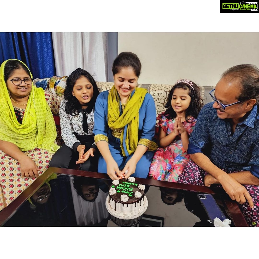 Shafna Instagram - Blessed!!! A surprise Birthday celebration with my family…. Was really unexpected because it was kind of early, before I leave them for my shoot….Blessed to be around them… I love you all… thankyou for making my birthday special…♥️ @nizamudeenabubacker @nizamshahida @shabna_sunaj @shainasnizam @sunajsini ♥️♥️♥️