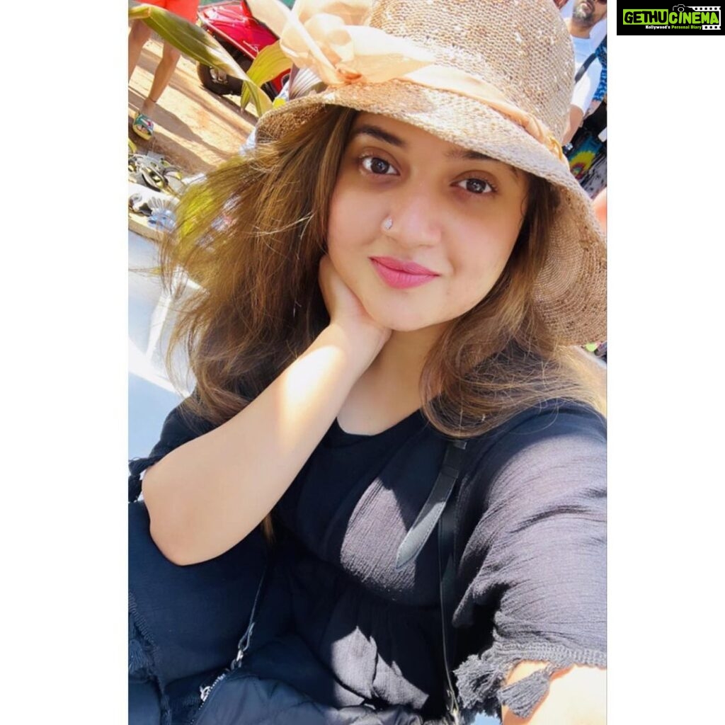 Shafna Instagram - The best version of you is in your hands!!!🤩 And they’re called Selfies!!🤪 Candids by @sajinsajin_ 👽 #travelphotography #timeofjoyandhappiness #lovetotravel #itcompletesme #goantime #goadays #loveandhappiness #moveyouforward #stayhappy #happyvibes