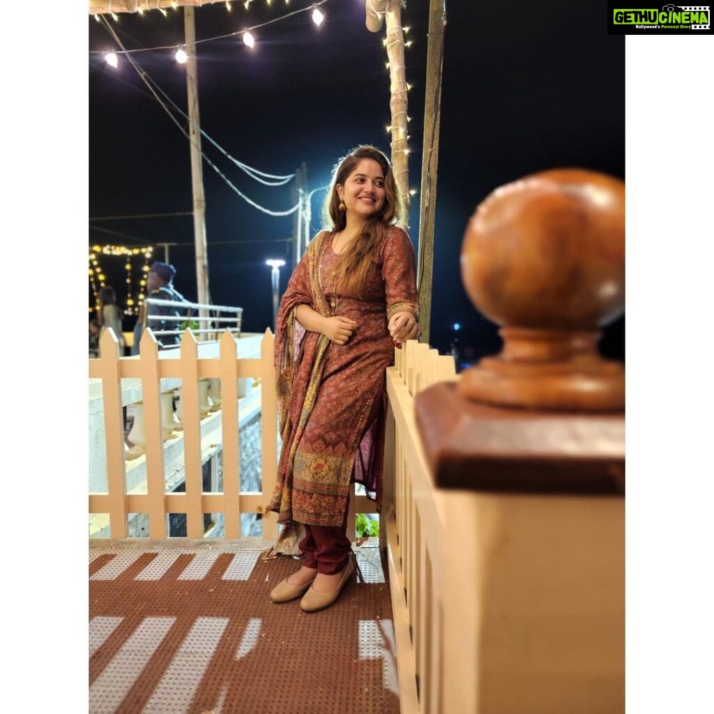 Shafna Instagram - A happy me at a happy place!!! @oldcoffeehouse ♥ Clicked by @sunajsini 🥰 #beachesmakesmehappy #happyme #atabeach #vibingbybeachside #beachsiderestaurant #hanginglights #coolbreeze #goodfood #favouriteppl #whatmoretomakemehappy #♥