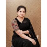 Shafna Instagram - “Makeup” your mind to face all the phases of life!!! Be internally strong like solid “Black”!!! Wearing a black georgette saree with beautifully handworked velvet blouse along with a belt…. Designed within minimal time by @jazaashdesignstudio ♥️ Makeup by @maquilleurbysumi ♥️ Photography @jaison_jac_photographer ♥️ Earring @pureallure.in ♥️ #black #blacksaree #blackvelvetblouse #handworkedblackblouse #handworkedblouse #sareewitbelt #designedwithlove #jazaash #jazaashdesignstudio #maquilleurbysumi #makeupartist #jaisonjacphotography #photographer #pureallure #jewellerydesigner #favouriteteam #teamwork #paysoff #shafna #shafnanizam #shafnasajin