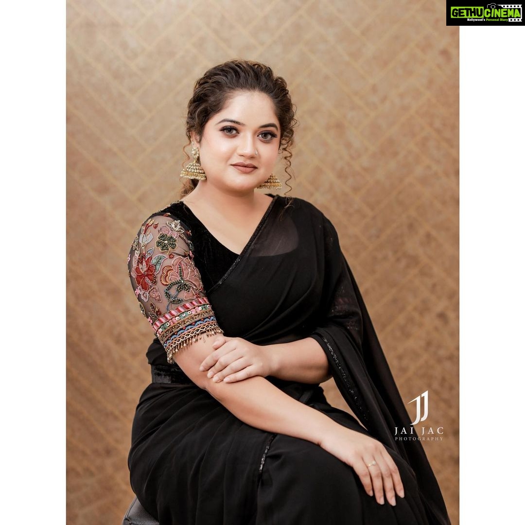 Shafna Instagram - “Makeup” your mind to face all the phases of life!!! Be internally strong like solid “Black”!!! Wearing a black georgette saree with beautifully handworked velvet blouse along with a belt…. Designed within minimal time by @jazaashdesignstudio ♥️ Makeup by @maquilleurbysumi ♥️ Photography @jaison_jac_photographer ♥️ Earring @pureallure.in ♥️ #black #blacksaree #blackvelvetblouse #handworkedblackblouse #handworkedblouse #sareewitbelt #designedwithlove #jazaash #jazaashdesignstudio #maquilleurbysumi #makeupartist #jaisonjacphotography #photographer #pureallure #jewellerydesigner #favouriteteam #teamwork #paysoff #shafna #shafnanizam #shafnasajin