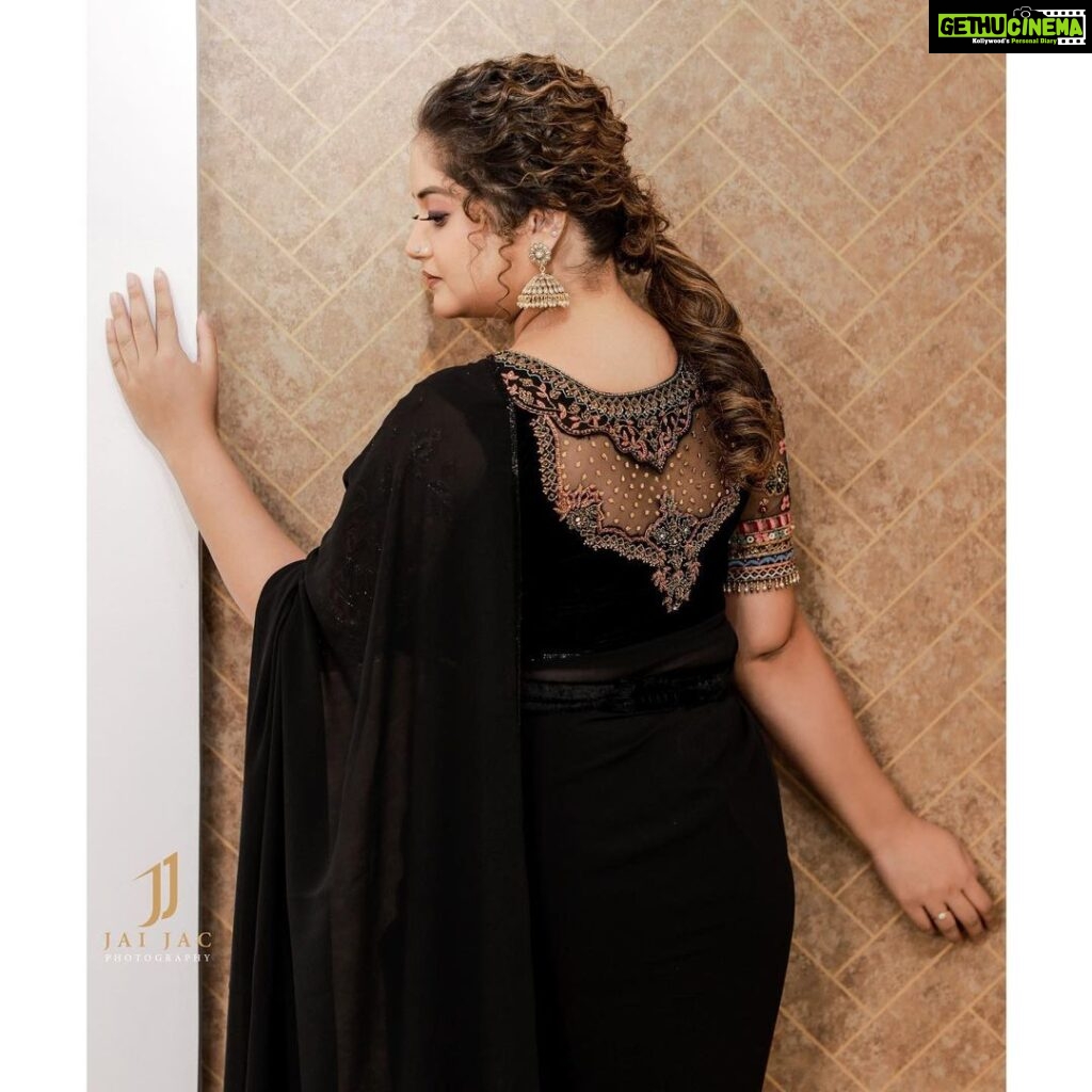 Shafna Instagram - Black enhances everything around it!!! 🖤 Waring a black georgette saree with floral handworked velvet blouse styled with a belt… Beautifully created by @jazaashdesignstudio Makeup & Hair by @maquilleurbysumi Earrings from @pureallure.in Clicked and edited by @jaison_jac_photographer Location @maquilleurbysumi ‘s makeup studio😍 #jazaash #jazaashdesignerstudio #maquilleurbysumi #jaisonphotography #kalyanjewellers #eventeve #favoriteteam #bestteam #blacklove #blacksaree #floralblouse #instapost #shafna #shafnasajin