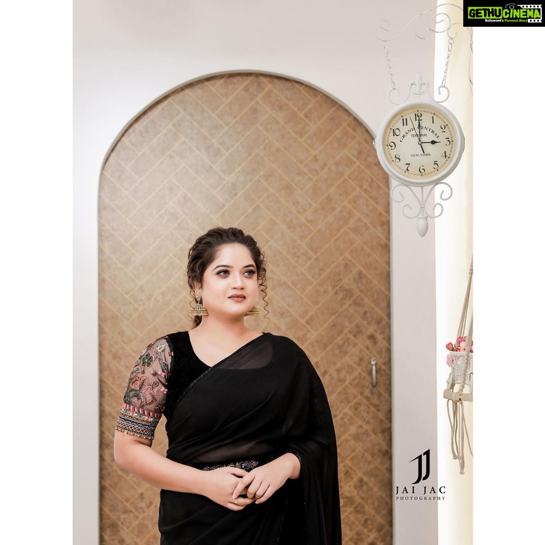 Shafna Instagram - Black enhances everything around it!!! š¤ Waring a black georgette saree with floral handworked velvet blouse styled with a belt⦠Beautifully created by @jazaashdesignstudio Makeup & Hair by @maquilleurbysumi Earrings from @pureallure.in Clicked and edited by @jaison_jac_photographer Location @maquilleurbysumi ās makeup studioš #jazaash #jazaashdesignerstudio #maquilleurbysumi #jaisonphotography #kalyanjewellers #eventeve #favoriteteam #bestteam #blacklove #blacksaree #floralblouse #instapost #shafna #shafnasajin