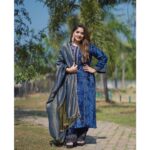 Shafna Instagram - Wearing a navy blue velvet salwar with chanderi dupatta from @jazaashdesignstudio , my favourite designer boutique since years!!!♥️ These gorgeous Earrings @pureallure.in ♥️ #jazaash #jazaashsignaturecostume #velvetsalwar #chanderidupatta #pureallure #pureallurejewellery #pureallureearring #favouritecombo