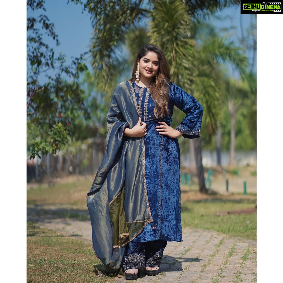 Shafna Instagram - Wearing a navy blue velvet salwar with chanderi dupatta from @jazaashdesignstudio , my favourite designer boutique since years!!!♥️ These gorgeous Earrings @pureallure.in ♥️ #jazaash #jazaashsignaturecostume #velvetsalwar #chanderidupatta #pureallure #pureallurejewellery #pureallureearring #favouritecombo