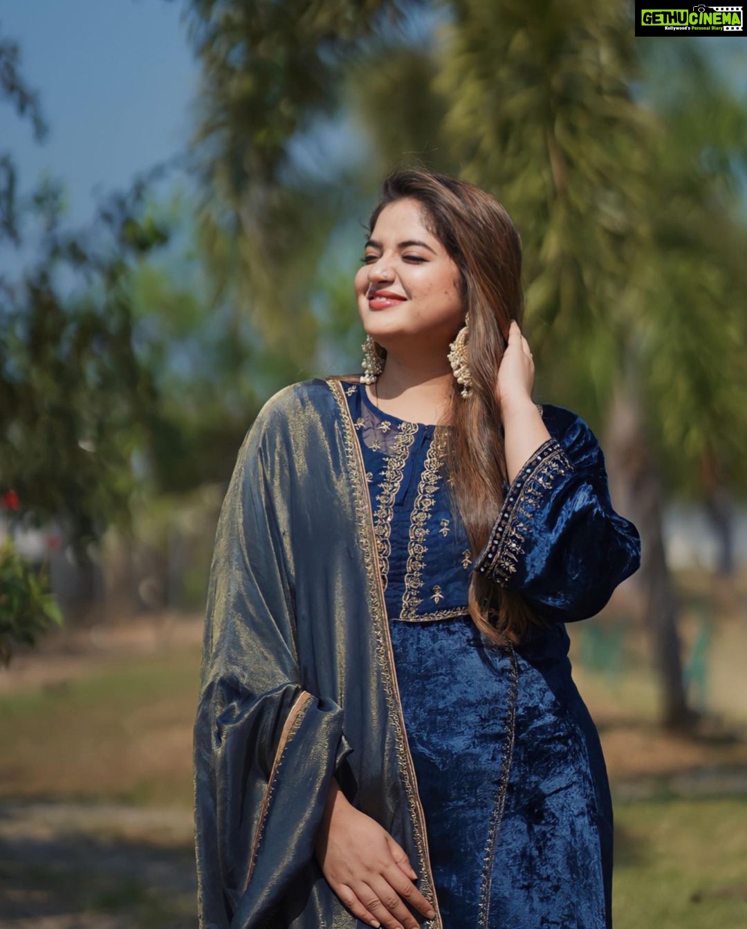 Shafna Instagram - Wearing a navy blue velvet salwar with chanderi dupatta from @jazaashdesignstudio , my favourite designer boutique since years!!!♥️ These gorgeous Earrings @pureallure.in ♥️ #jazaash #jazaashsignaturecostume #velvetsalwar #chanderidupatta #pureallure #pureallurejewellery #pureallureearring #favouritecombo