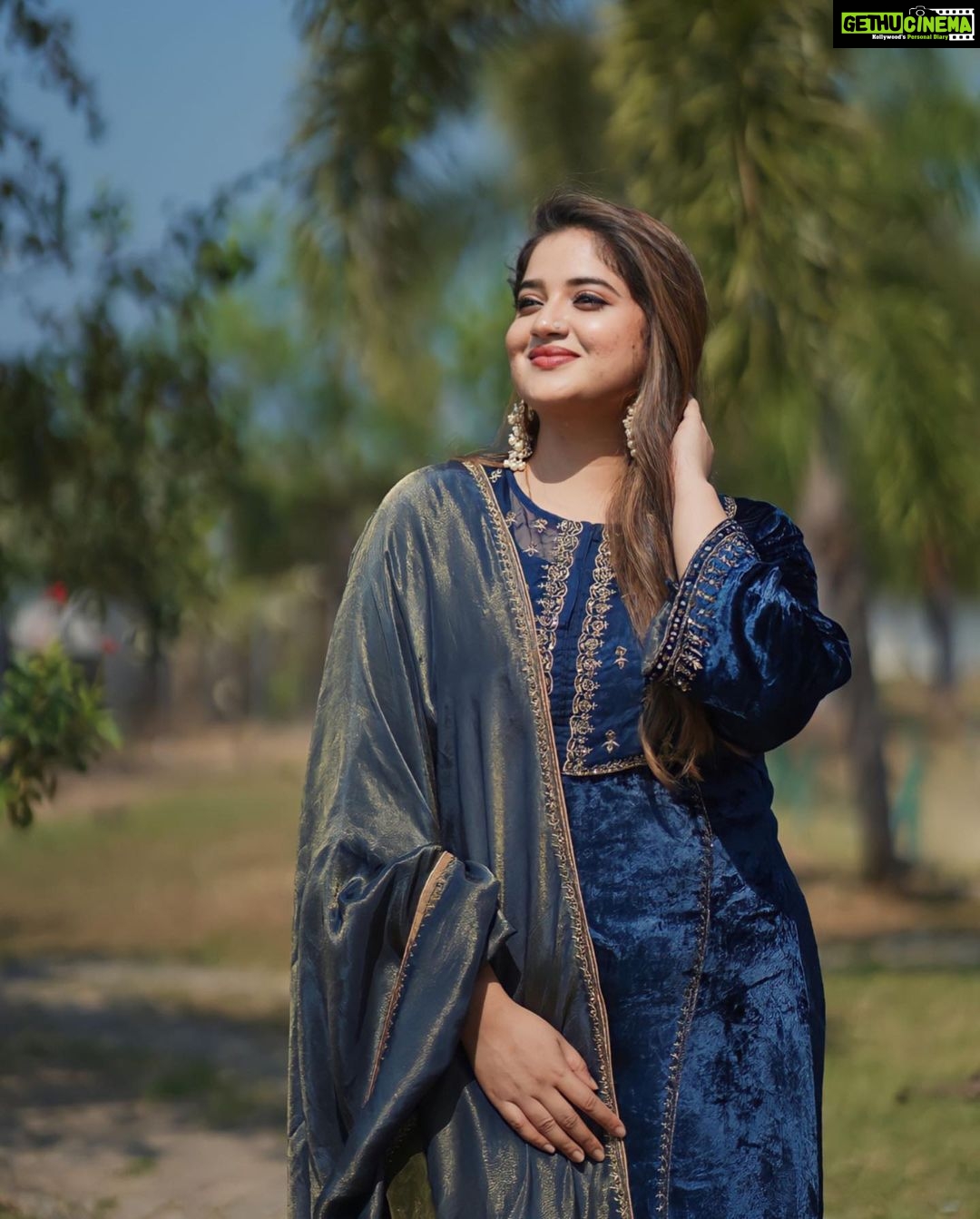 Shafna Instagram - Wearing a navy blue velvet salwar with chanderi dupatta from @jazaashdesignstudio , my favourite designer boutique since years!!!♥️ These gorgeous Earrings @pureallure.in ♥️ #jazaash #jazaashsignaturecostume #velvetsalwar #chanderidupatta #pureallure #pureallurejewellery #pureallureearring #favouritecombo