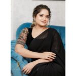 Shafna Instagram - “Makeup” your mind to face all the phases of life!!! Be internally strong like solid “Black”!!! Wearing a black georgette saree with beautifully handworked velvet blouse along with a belt…. Designed within minimal time by @jazaashdesignstudio ♥️ Makeup by @maquilleurbysumi ♥️ Photography @jaison_jac_photographer ♥️ Earring @pureallure.in ♥️ #black #blacksaree #blackvelvetblouse #handworkedblackblouse #handworkedblouse #sareewitbelt #designedwithlove #jazaash #jazaashdesignstudio #maquilleurbysumi #makeupartist #jaisonjacphotography #photographer #pureallure #jewellerydesigner #favouriteteam #teamwork #paysoff #shafna #shafnanizam #shafnasajin