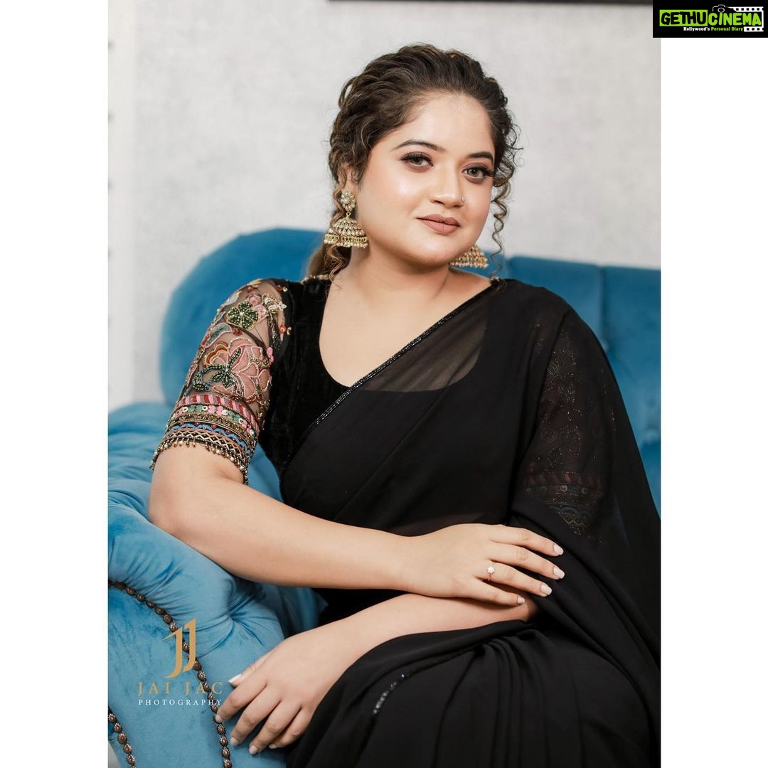 Shafna Instagram - “Makeup” your mind to face all the phases of life!!! Be internally strong like solid “Black”!!! Wearing a black georgette saree with beautifully handworked velvet blouse along with a belt…. Designed within minimal time by @jazaashdesignstudio ♥️ Makeup by @maquilleurbysumi ♥️ Photography @jaison_jac_photographer ♥️ Earring @pureallure.in ♥️ #black #blacksaree #blackvelvetblouse #handworkedblackblouse #handworkedblouse #sareewitbelt #designedwithlove #jazaash #jazaashdesignstudio #maquilleurbysumi #makeupartist #jaisonjacphotography #photographer #pureallure #jewellerydesigner #favouriteteam #teamwork #paysoff #shafna #shafnanizam #shafnasajin