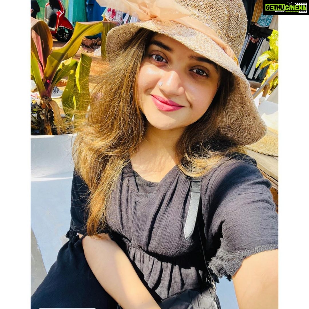 Shafna Instagram - The best version of you is in your hands!!!🤩 And they’re called Selfies!!🤪 Candids by @sajinsajin_ 👽 #travelphotography #timeofjoyandhappiness #lovetotravel #itcompletesme #goantime #goadays #loveandhappiness #moveyouforward #stayhappy #happyvibes