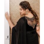 Shafna Instagram - Black enhances everything around it!!! 🖤 Waring a black georgette saree with floral handworked velvet blouse styled with a belt… Beautifully created by @jazaashdesignstudio Makeup & Hair by @maquilleurbysumi Earrings from @pureallure.in Clicked and edited by @jaison_jac_photographer Location @maquilleurbysumi ‘s makeup studio😍 #jazaash #jazaashdesignerstudio #maquilleurbysumi #jaisonphotography #kalyanjewellers #eventeve #favoriteteam #bestteam #blacklove #blacksaree #floralblouse #instapost #shafna #shafnasajin