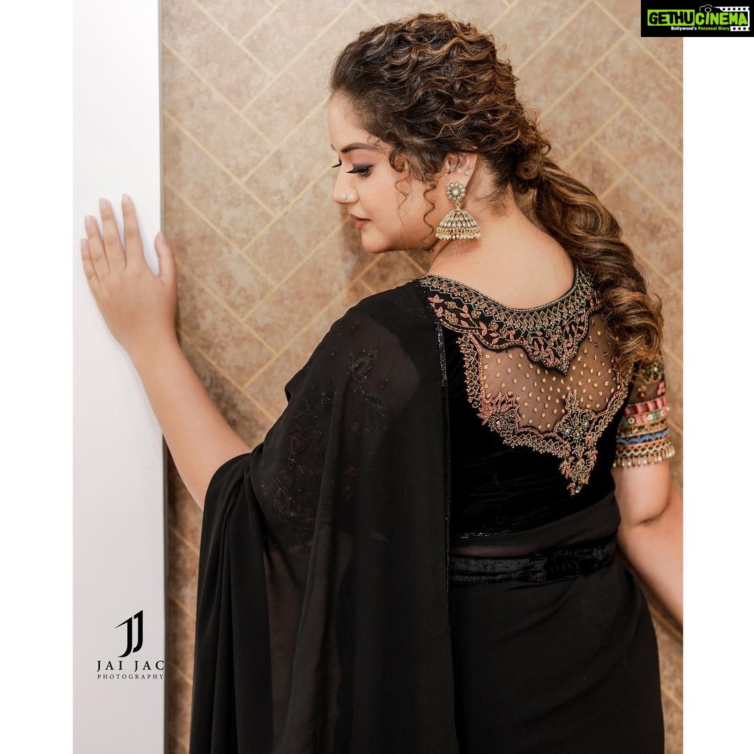 Shafna Instagram - Black enhances everything around it!!! š¤ Waring a black georgette saree with floral handworked velvet blouse styled with a belt⦠Beautifully created by @jazaashdesignstudio Makeup & Hair by @maquilleurbysumi Earrings from @pureallure.in Clicked and edited by @jaison_jac_photographer Location @maquilleurbysumi ās makeup studioš #jazaash #jazaashdesignerstudio #maquilleurbysumi #jaisonphotography #kalyanjewellers #eventeve #favoriteteam #bestteam #blacklove #blacksaree #floralblouse #instapost #shafna #shafnasajin