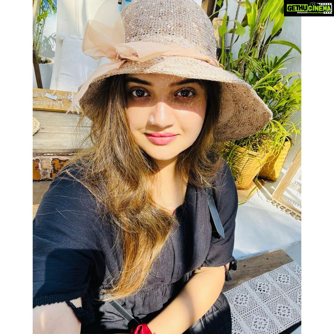 Shafna Instagram - The best version of you is in your hands!!!🤩 And they’re called Selfies!!🤪 Candids by @sajinsajin_ 👽 #travelphotography #timeofjoyandhappiness #lovetotravel #itcompletesme #goantime #goadays #loveandhappiness #moveyouforward #stayhappy #happyvibes