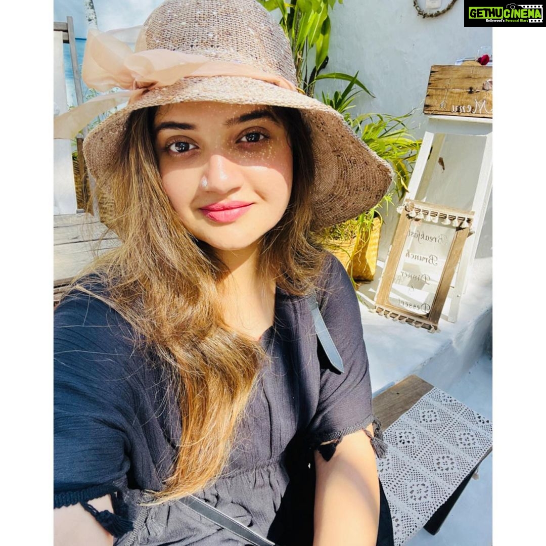 Shafna Instagram - The best version of you is in your hands!!!🤩 And they’re called Selfies!!🤪 Candids by @sajinsajin_ 👽 #travelphotography #timeofjoyandhappiness #lovetotravel #itcompletesme #goantime #goadays #loveandhappiness #moveyouforward #stayhappy #happyvibes