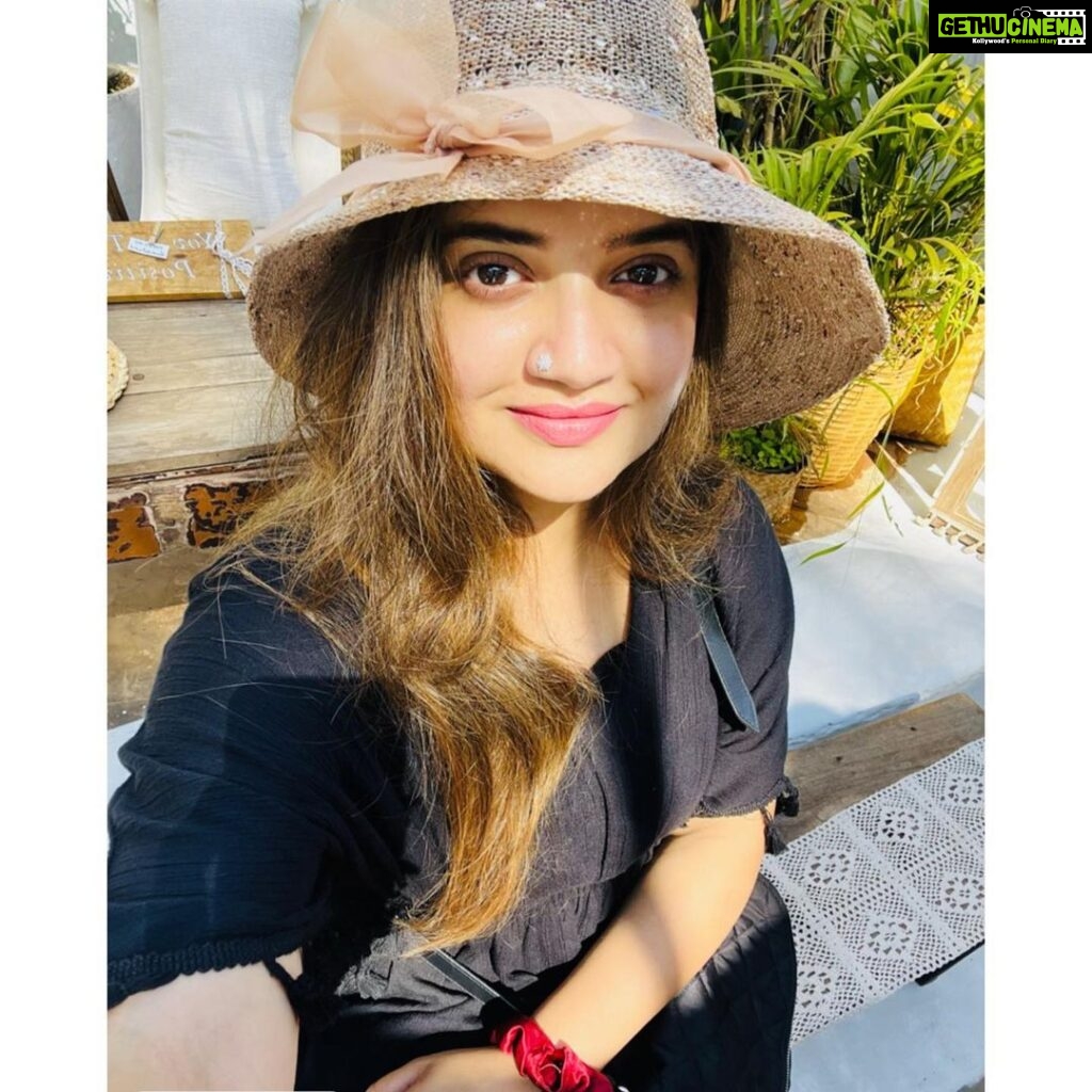 Shafna Instagram - The best version of you is in your hands!!!🤩 And they’re called Selfies!!🤪 Candids by @sajinsajin_ 👽 #travelphotography #timeofjoyandhappiness #lovetotravel #itcompletesme #goantime #goadays #loveandhappiness #moveyouforward #stayhappy #happyvibes