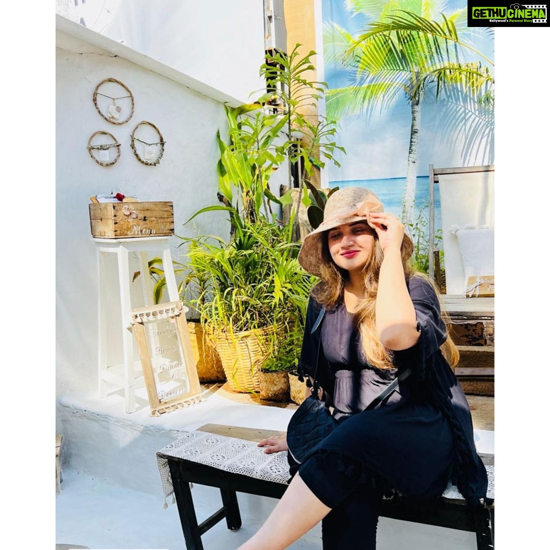 Shafna Instagram - The best version of you is in your hands!!!🤩 And they’re called Selfies!!🤪 Candids by @sajinsajin_ 👽 #travelphotography #timeofjoyandhappiness #lovetotravel #itcompletesme #goantime #goadays #loveandhappiness #moveyouforward #stayhappy #happyvibes