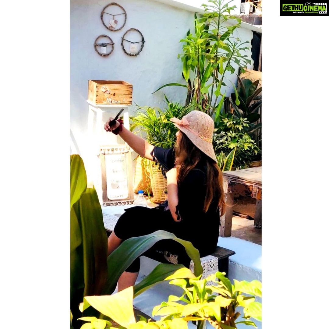 Shafna Instagram - The best version of you is in your hands!!!🤩 And they’re called Selfies!!🤪 Candids by @sajinsajin_ 👽 #travelphotography #timeofjoyandhappiness #lovetotravel #itcompletesme #goantime #goadays #loveandhappiness #moveyouforward #stayhappy #happyvibes