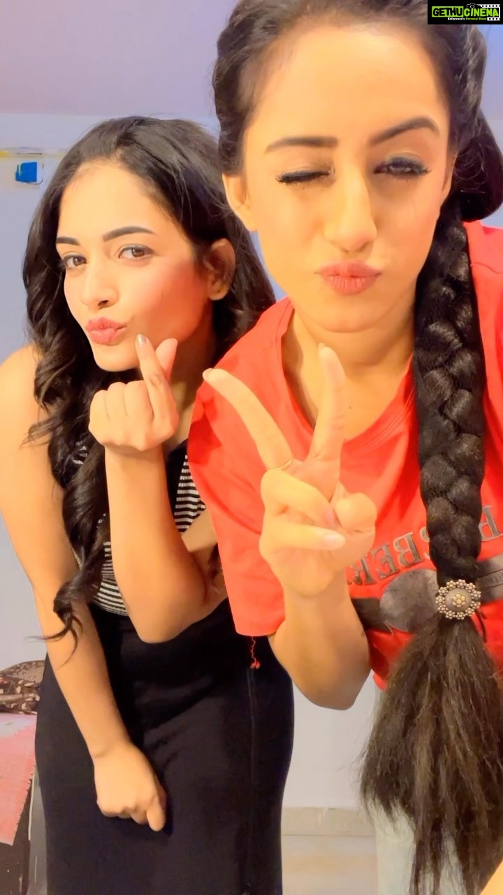 Shagun Sharma Instagram - Reel bank π Dancing bcz we are amazingβ¦β¦. Dancers πππππ»πΎ